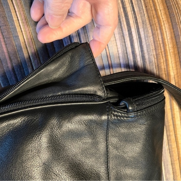 RARE & UNIQUE DONNA KARAN CROSSBODY BAG.Flap zippers open to HIDDEN pockets! - Picture 3 of 12